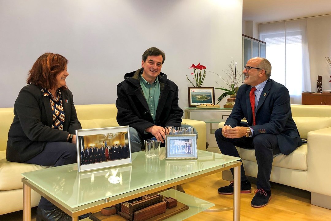 El consejero de Sanidad, Miguel Rodríguez, se reúne con el alcalde de Pesaguero, Enrique Sabaris