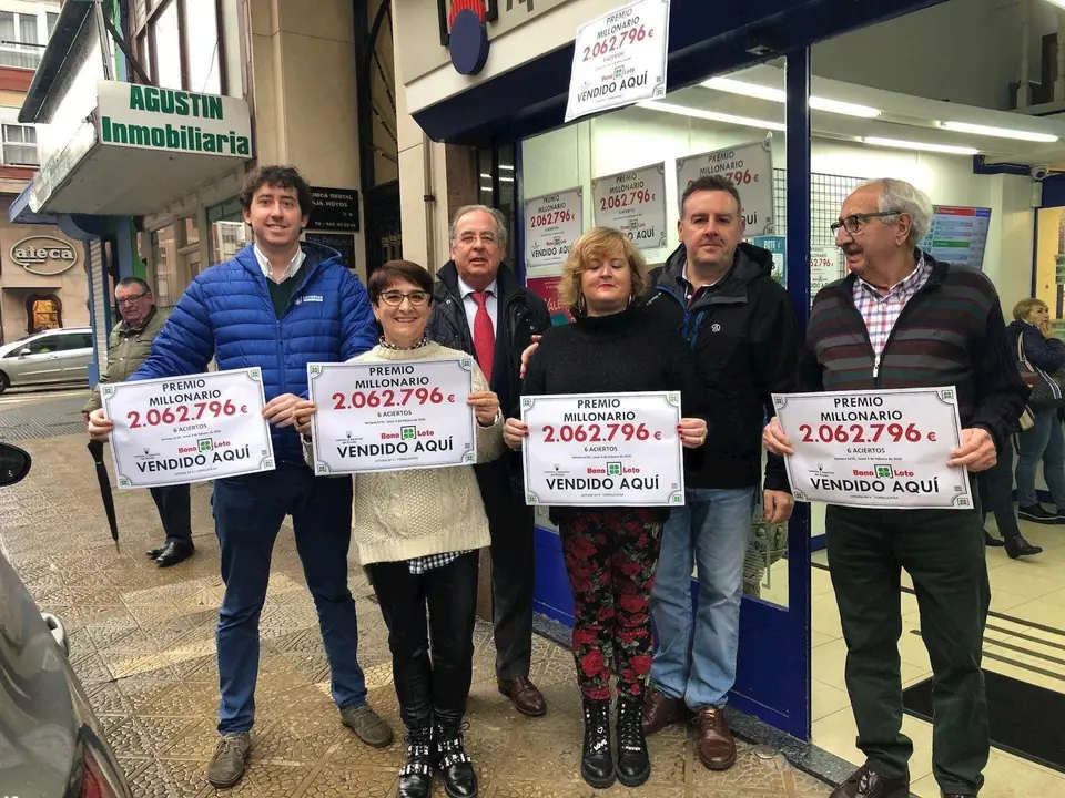 Miembros de la Administraci&oacute;n de Torrelavega donde ha ca&iacute;do la bonoloto, junto a representantes de Loter&iacute;as