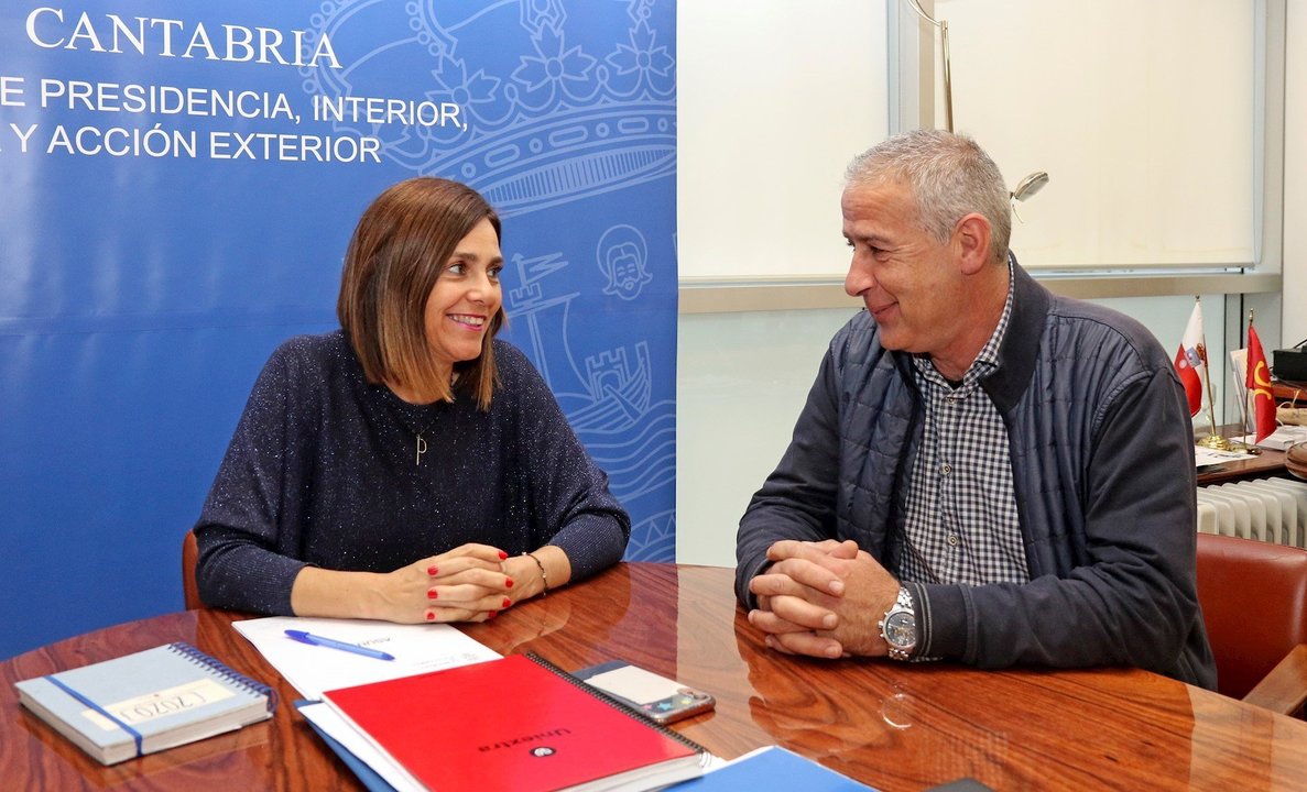 La consejera de Presidencia, Interior, Justicia y Acción Exterior, Paula Fernández, con el alcalde de Hazas de Cesto, José María Ruiz