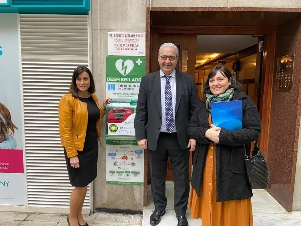 La alcaldesa de Santander (izda), Gema Igual, con el presidente del Colegio de M&eacute;dicos de Cantabria, Javier Hern&aacute;ndez de Sande, y la concejala de Salud
