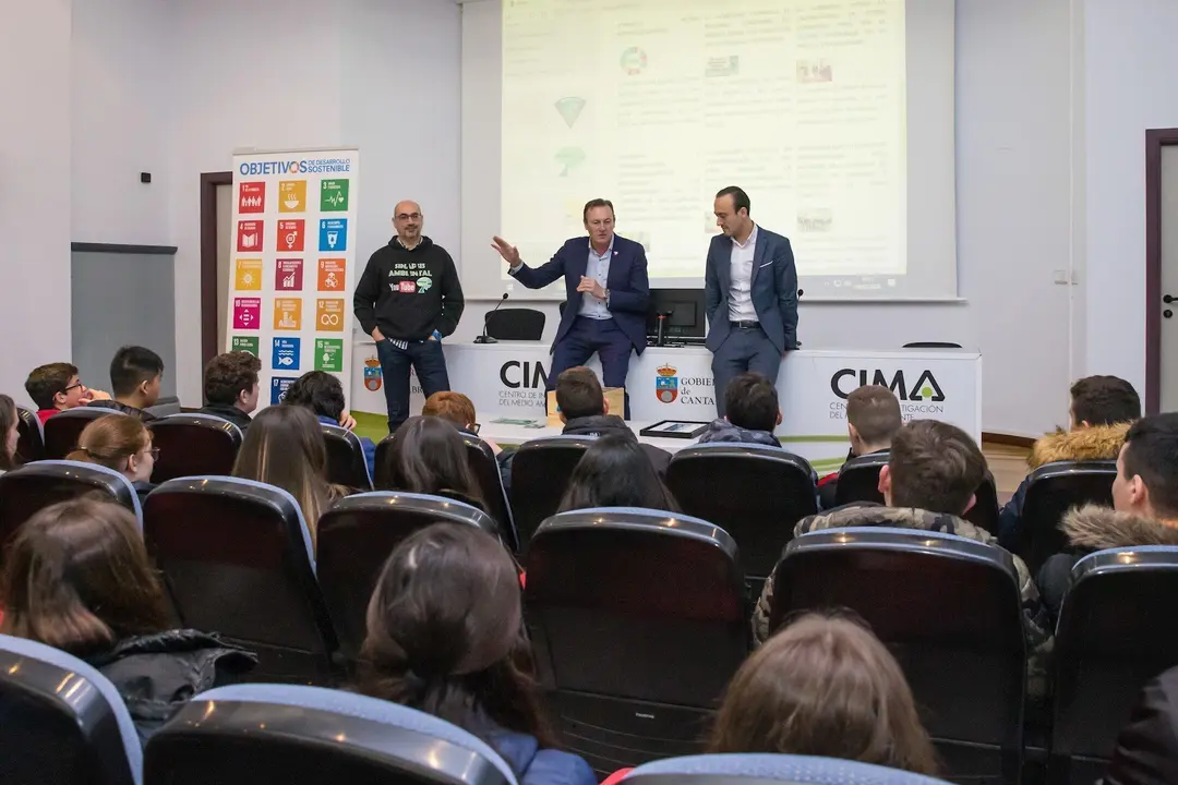 El consejero de Desarrollo Rural, Ganader&iacute;a, Pesca, Alimentaci&oacute;n y Medio Ambiente, Guillermo Blanco, y el alcalde de Torrelavega, Javier L&oacute;pez Estrada, en el CIMA
