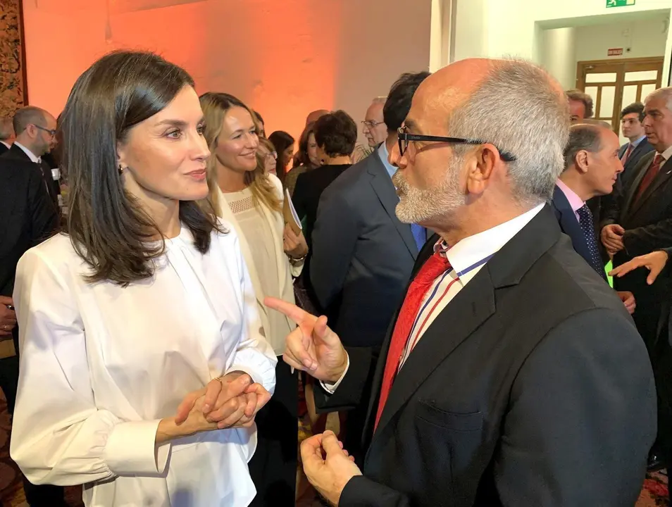 La reina Letizia con el consejero de Sanidad de Cantaria, Miguel Rodr&iacute;guez