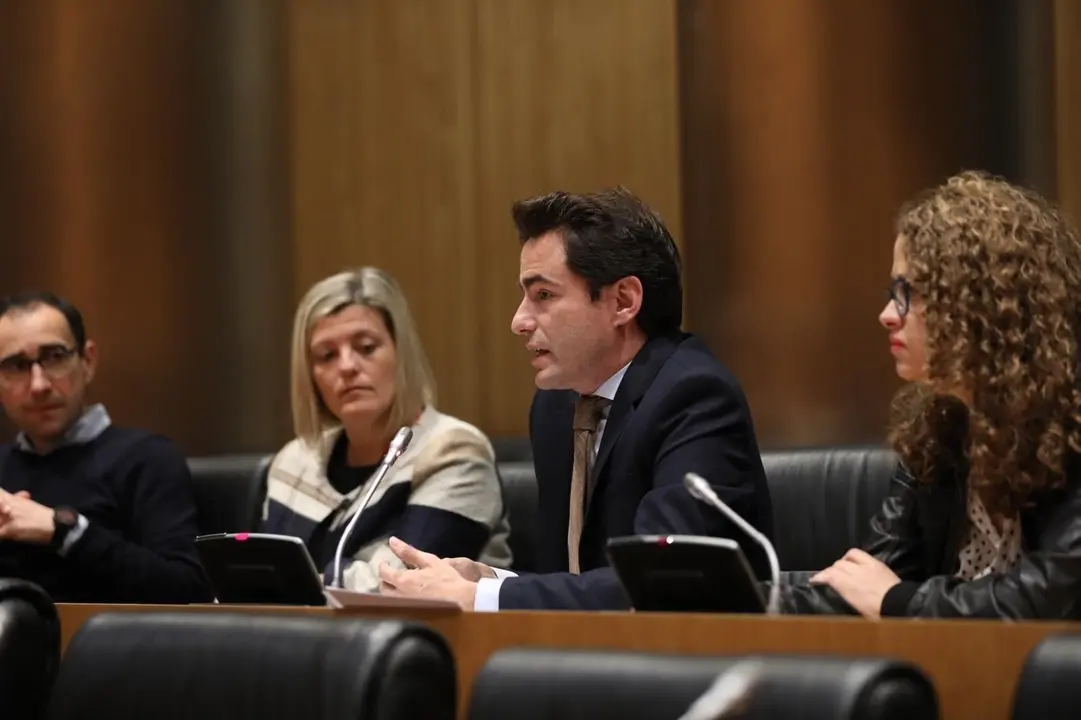 El diputado nacional del PSOE por Cantabria Pedro Casares en la reuni&oacute;n del grupo socialista en el Congreso