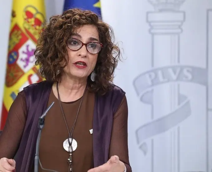 La portavoz del Gobierno y ministra de Hacienda, Mar&iacute;a Jes&uacute;s Montero