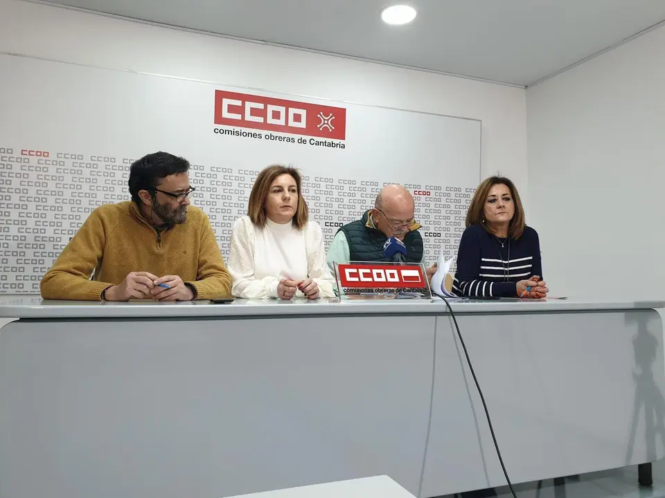 El secretario general de la Secci&oacute;n Sindical de CCOO en el Gobierno de Cantabria, Javier Gonz&aacute;lez, y otros miembros del sindicato y del comit&eacute;