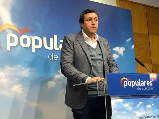El portavoz del PP de Cantabria, &Iacute;&ntilde;igo Fern&aacute;ndez