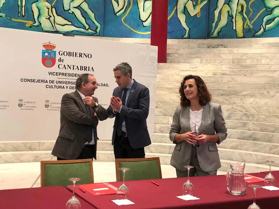 De izda a dcha: el viceconsejero de Trabajo vasco Jon Azkue; el vicepresidente de Cantabria, Pablo Zuloaga, y la consejera de Empleo, Ana Bel&eacute;n &Aacute;lvarez