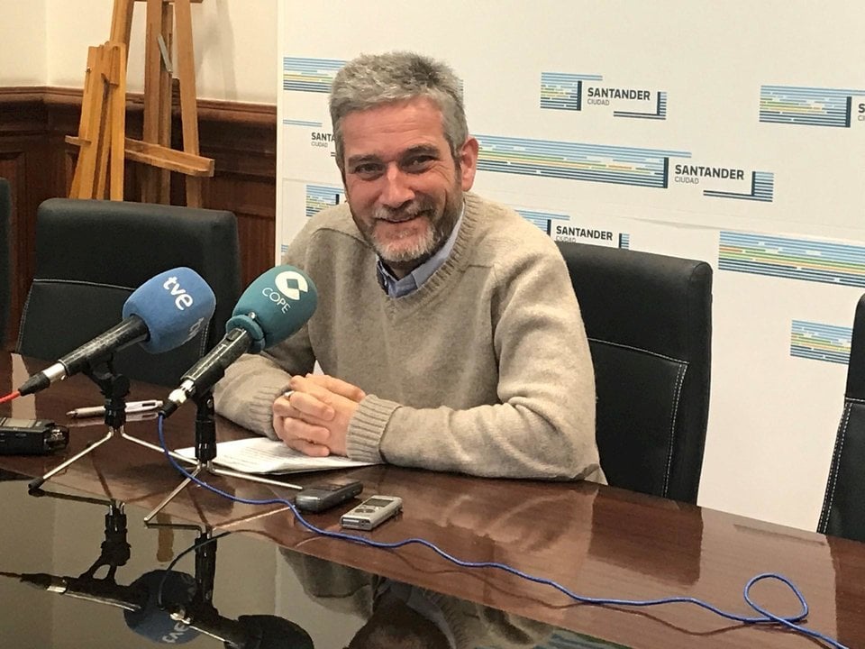 El portavoz del equipo de Gobierno (PP-Cs) del Ayuntamiento de Santander y concejal de Urbanismo, Javier Ceruti, en rueda de prensa