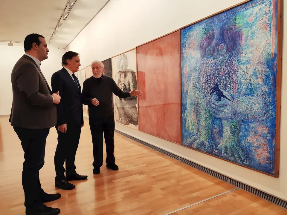 El diputado David Mingo, el alcalde Carlos Garc&iacute;a Carbayo y el autor Ramiro Tapia, de izquierda a derecha, ante las obras de 'Hecatombe' en el DA2