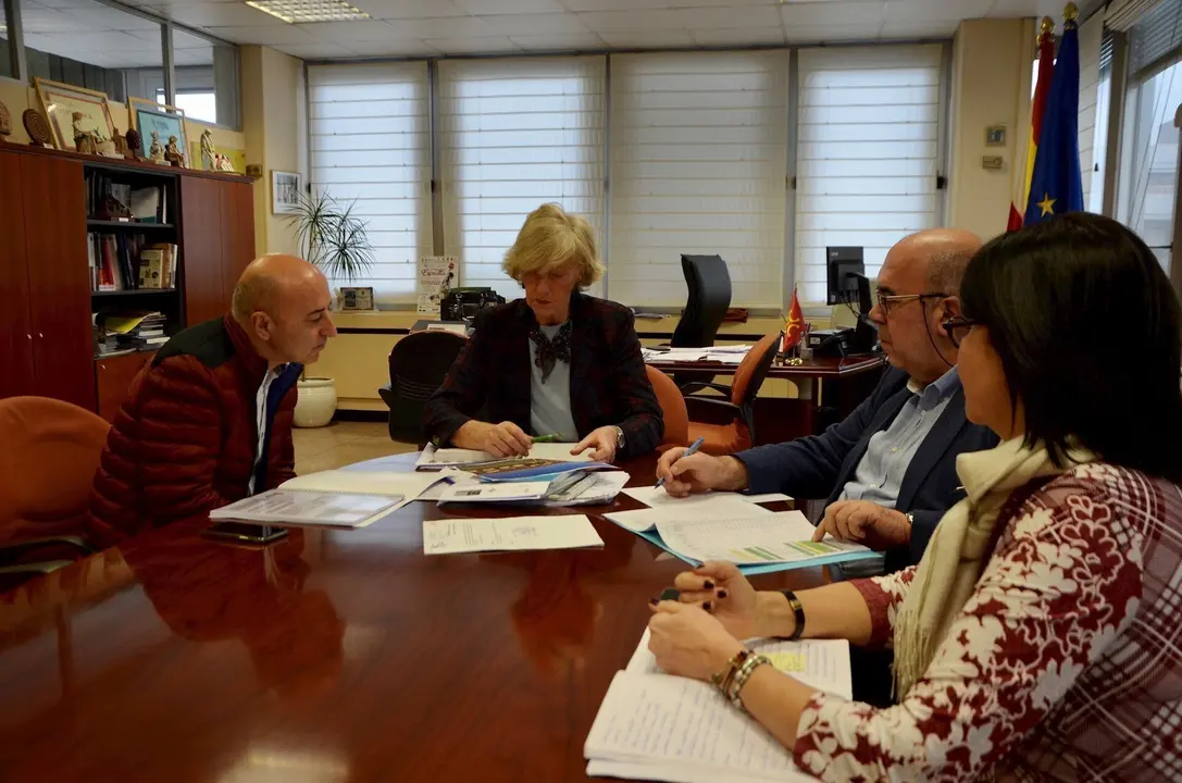 La consejera de Turismo y el alcalde de B&aacute;rcena de Cicero, Gumersindo Ranero