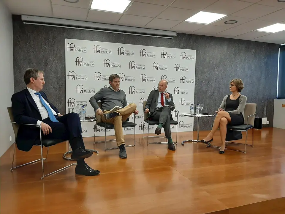 La exministra Isabel Garc&iacute;a Tejerina, el Letrado del Tribunal Supremo&nbsp;Ra&uacute;l Cancio; el alcalde de Alca&ntilde;iz, Ignacio Urquizu; y el director general de la Fundaci&oacute;n Renacimiento Demogr&aacute;fico, Alejandro Macarr&oacute;n, en un Foro de la Fundaci&oacute;n Pablo VI