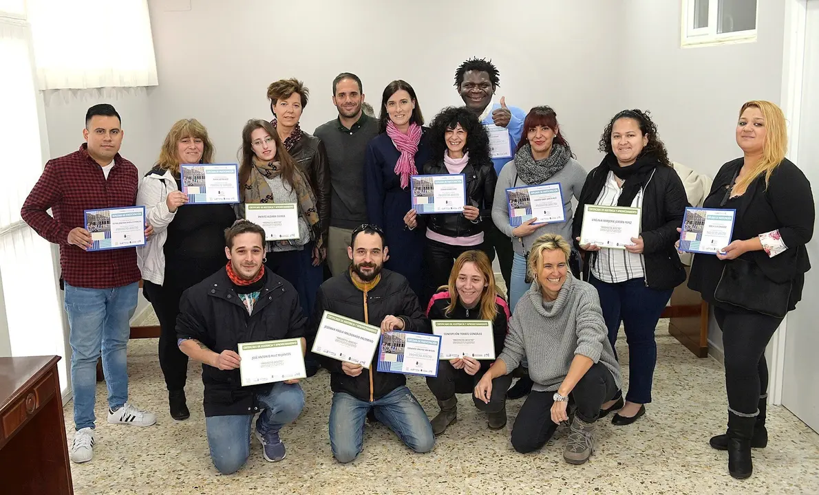 La alcaldesa de Santander, Gema Igual, ha presidido hoy a la entrega de diplomas a los 12 participantes en el 'Programa de Apoyo Integral a las Familias (PAIF)' de Nuevo Futuro