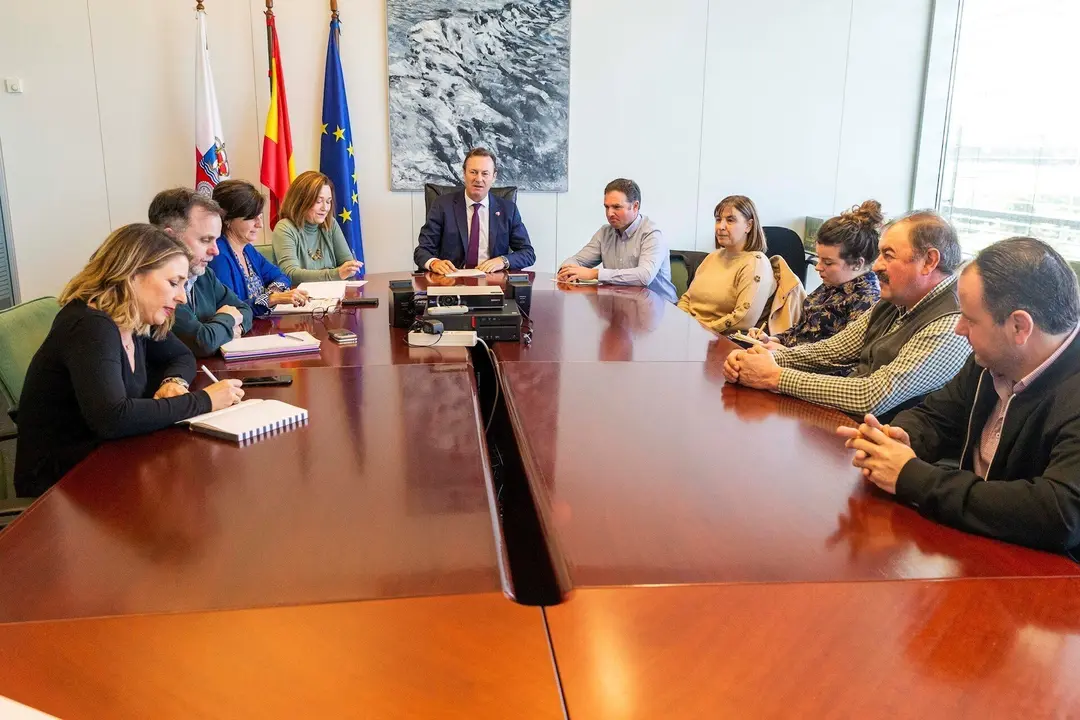 El consejero de Desarrollo Rural, Ganader&iacute;a, Pesca, Alimentaci&oacute;n y Medio Ambiente, Guillermo Blanco, se re&uacute;ne con representantes de Asaja