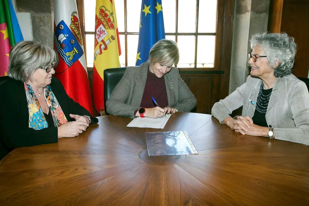 La alcaldesa de Camargo firma la adhesi&oacute;n del Ayuntamiento a la Declaraci&oacute;n de Colonia de Ciudades Amigas de la Infancia