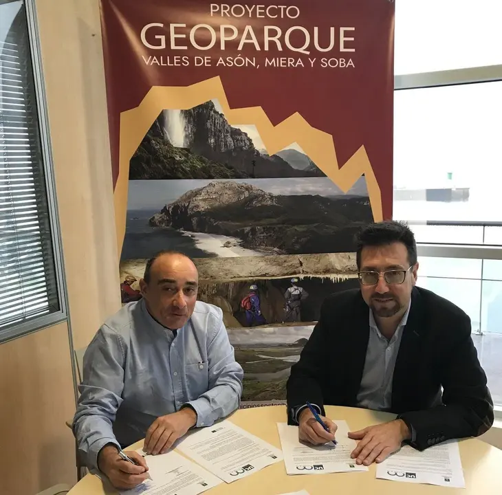 EuropaPress_2636427_El_presidente_de_la_Mancomunidad_de_Municipios_Sostenibles_(MMS)_de_Cantabria_y_alcalde_de_Colindres_Javier_Incera_ha_suscrito_el_contrato_con_el_representante_del_grupo_de_investigaci&oacute;n_de_la_U