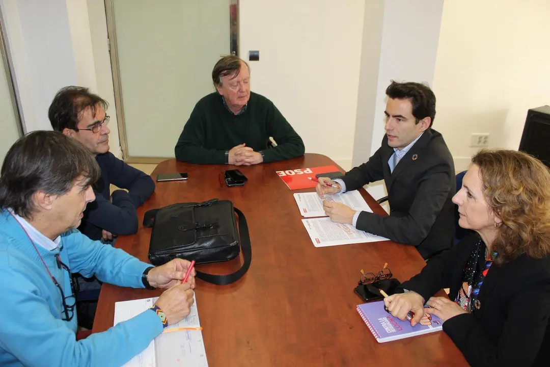 EuropaPress_2636468_Representantes_de_CCOO_se_re&uacute;nen_con_miembros_del_PSOE_en_el_Congreso_y_en_el_Senado_Pedro_Casares_e_Isabel_Fern&aacute;ndez