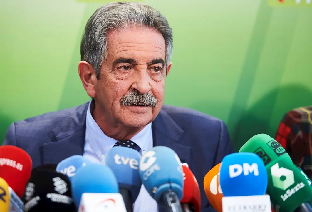 El secretario general del PRC, Miguel &Aacute;ngel Revilla, en rueda de prensa (Archivo)