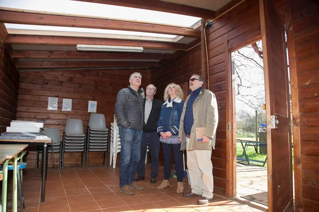 La Concejala de Medio Ambiente del Ayuntamiento de Camargo, Mar&iacute;a Jos&eacute; Fern&aacute;ndez, junto al edil de Desarrollo Local, Eugenio G&oacute;mez, han visitado el resultado de las obras realizadas en las Huertas Municipales Sostenibles