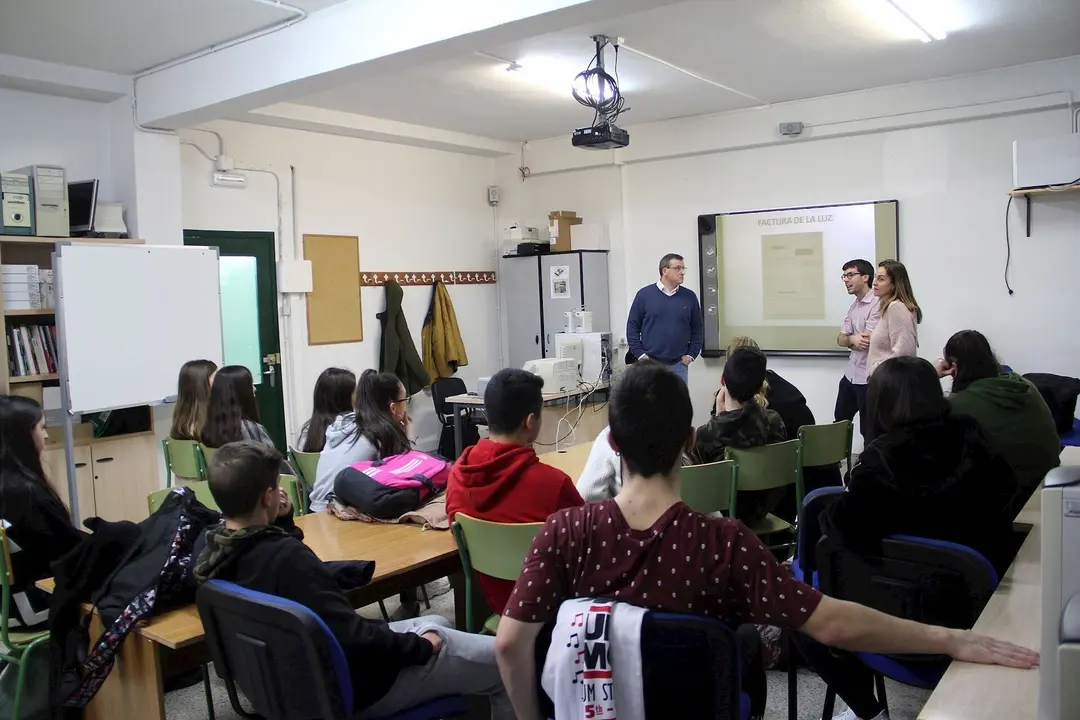 El concejal de consumo, Borja Sainz, en el IES Besaya