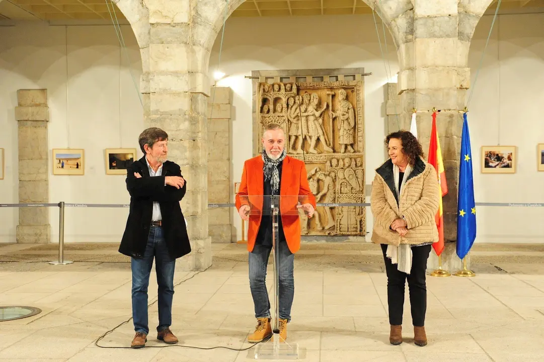 Poli Celis en la inauguraci&oacute;n de la muestra de sus fotograf&iacute;as sobre los campamentos saharauis en el Parlamento
