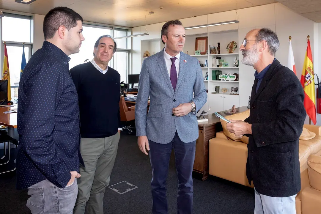 El consejero de Desarrollo Rural, Ganader&iacute;a, Pesca, Alimentaci&oacute;n y Medio Ambiente, Guillermo Blanco, recibe a representantes de la asociaci&oacute;n Cantabria ConBici