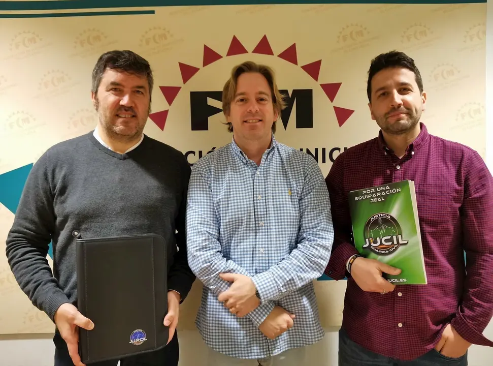 Representantes c&aacute;ntabros de Jucil y Jupol con el presidente de la FMC