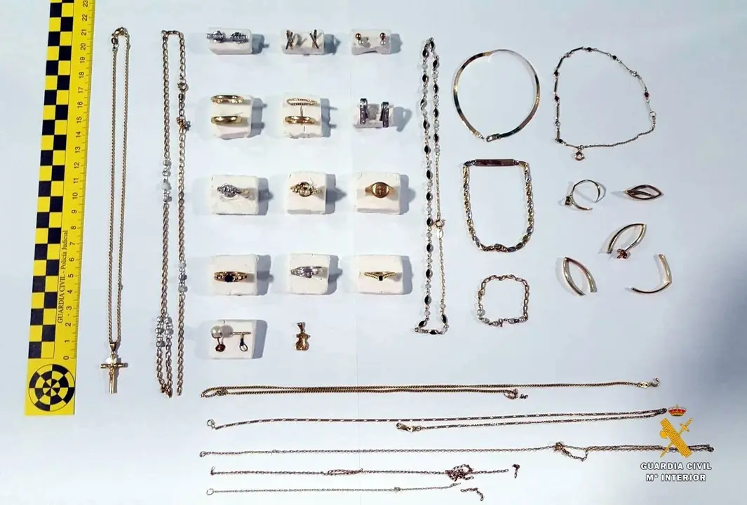 Rdo. Nota De Prensa Guardia Civil (Entregadas 44 Piezas De Joyer&iacute;a Intervenidas A Un Grupo Criminal Detenido En Enero)