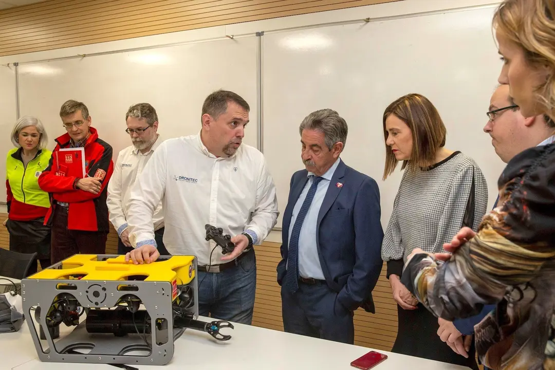 El presidente de Cantabria, Miguel &Aacute;ngel Revilla, y la consejera de Presidencia, Paula Fern&aacute;ndez, en la presentaci&oacute;n del dron submarino en el 112