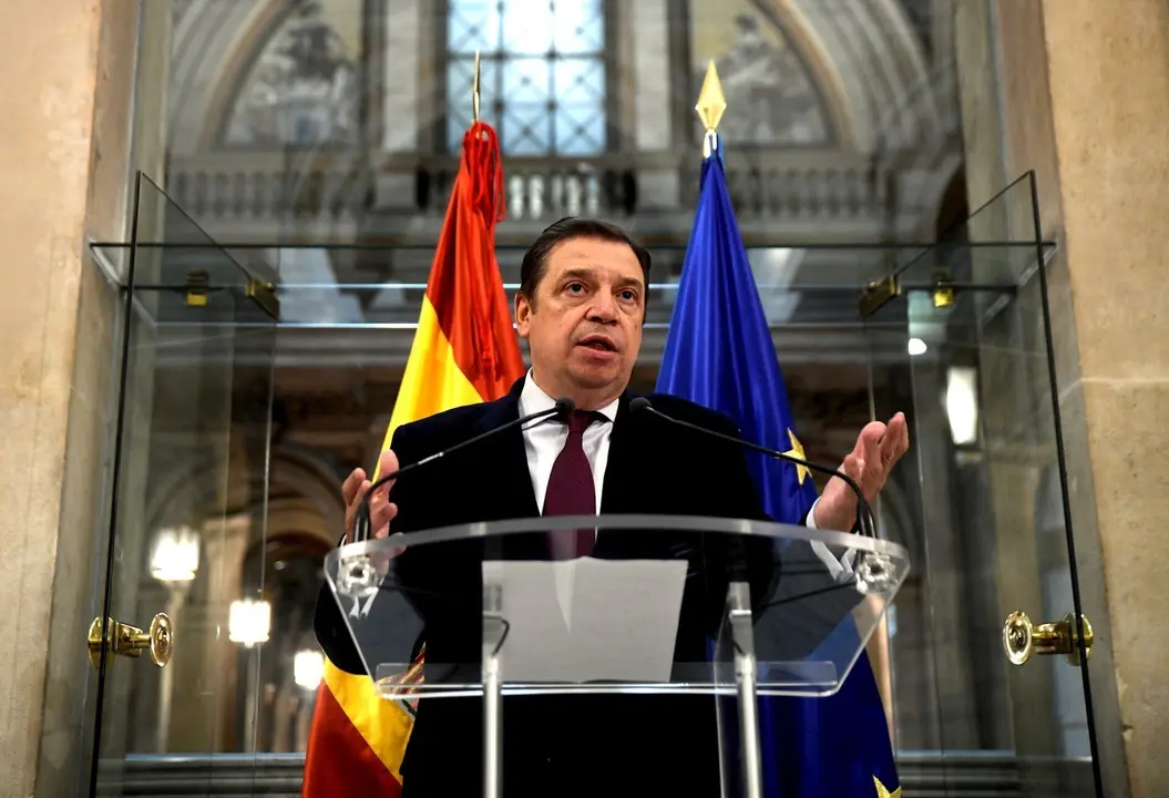 El ministro de Agricultura, Pesca y Alimentaci&oacute;n, Luis Planas en rueda de prensa despu&eacute;s de su reuni&oacute;n con el sector del aceite de oliva y la aceituna, en la sede del Ministerio, en Madrid (Espa&ntilde;a), a 6 de febrero de 2020.