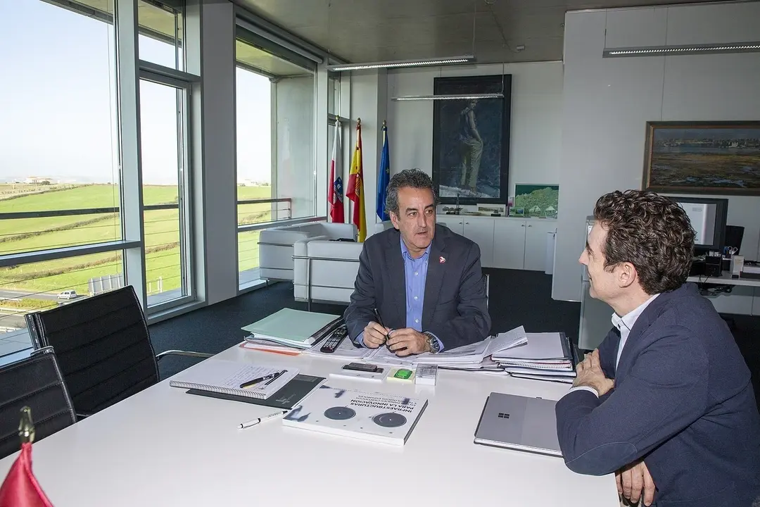  11:00.- Despacho del consejero.
El consejero de Innovaci&oacute;n, Industria, Transporte y Comercio, Francisco Mart&iacute;n, se re&uacute;ne con el director territorial de la Zona Norte de Orange, Antonio Conde Vidal.
nr 10 feb 2020