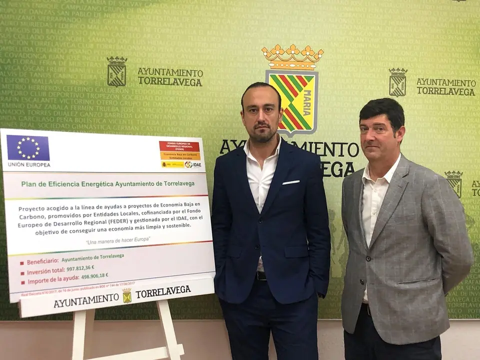 El alcalde de Torrelavega. Javier L&oacute;pez Estrada (ozda) y el concejal de Asuntos Europeos, Beni Bustillo, en la rueda de prenbsa