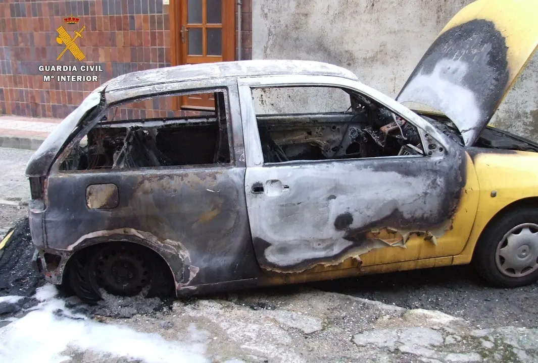 Coche calcinado en Colindres
