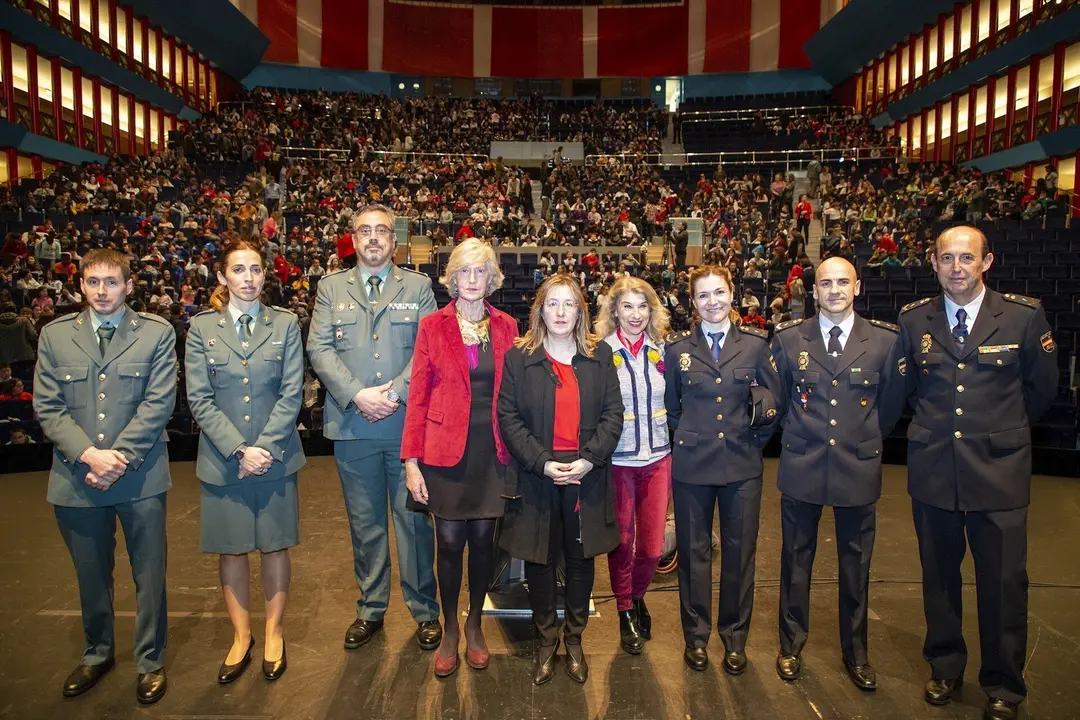 La consejera de Educaci&oacute;n, FP y Turismo, Marina Lomb&oacute;, y otros participantes en la jornada por el 'D&iacute;a de Internet Segura'