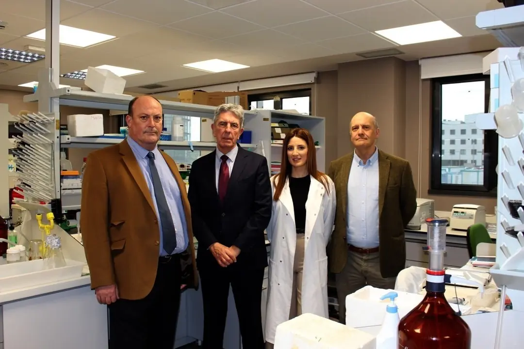 De izquierda a derecha, Juanjo Uriel Torre y Rodolfo Rodr&iacute;guez Campos, socios de BDR, con la becaria predoctoral del IBBTEC Ana Mart&iacute;n y el profesor Piero Crespo, del IBBTEC.