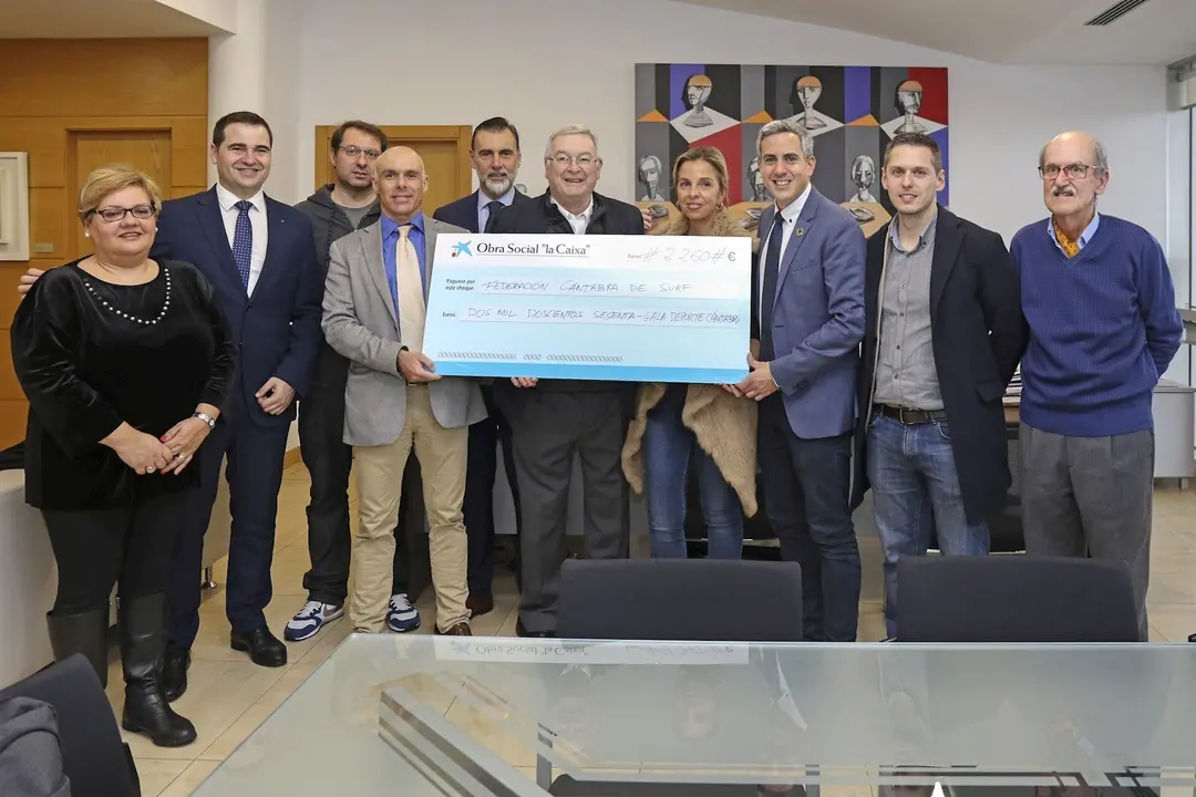 El vicepresidente regional y consejero de Universidades, Igualdad, Cultura y Deporte, Pablo Zuloaga, entrega la recaudaci&oacute;n de la Gala del Deporte C&aacute;ntabro a la Federaci&oacute;n C&aacute;ntabra de Surf