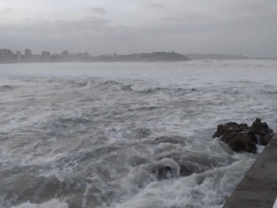 Oleaje en el mar Cant&aacute;brico, en Gij&oacute;n.