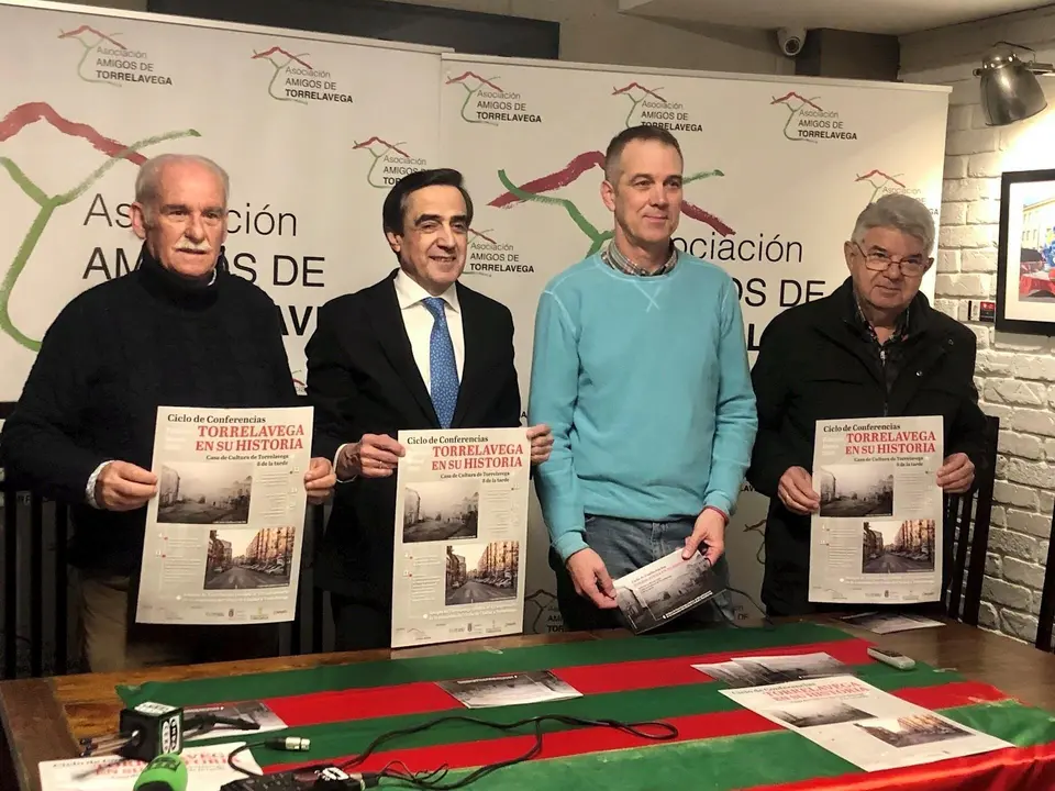 Amigos de Torrelavega en rueda de prensa de presenetaci&oacute;n del ciclo de conferencias