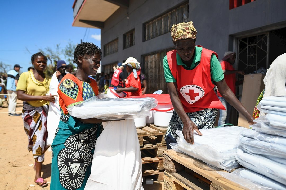 Reparto de ayuda humanitaria de Cruz Roja de Mozambique