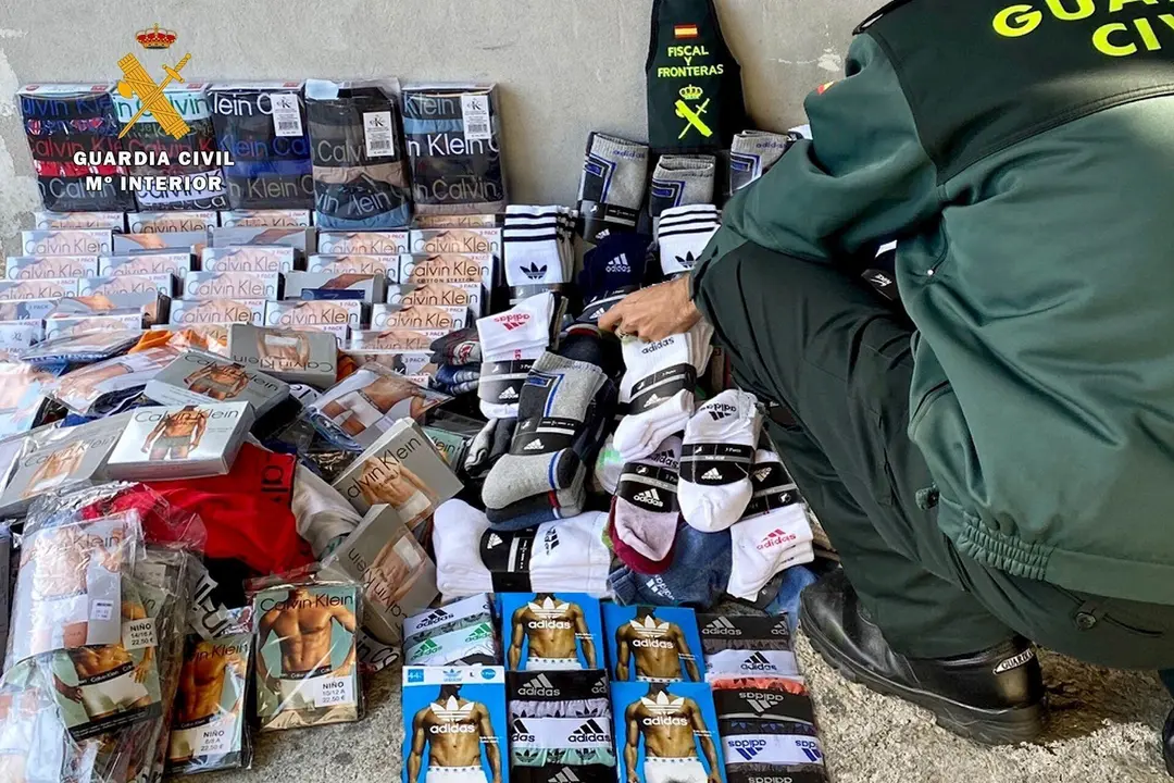 Prendas de ropa interior masculina intervenidas en el mercadillo de Colindres