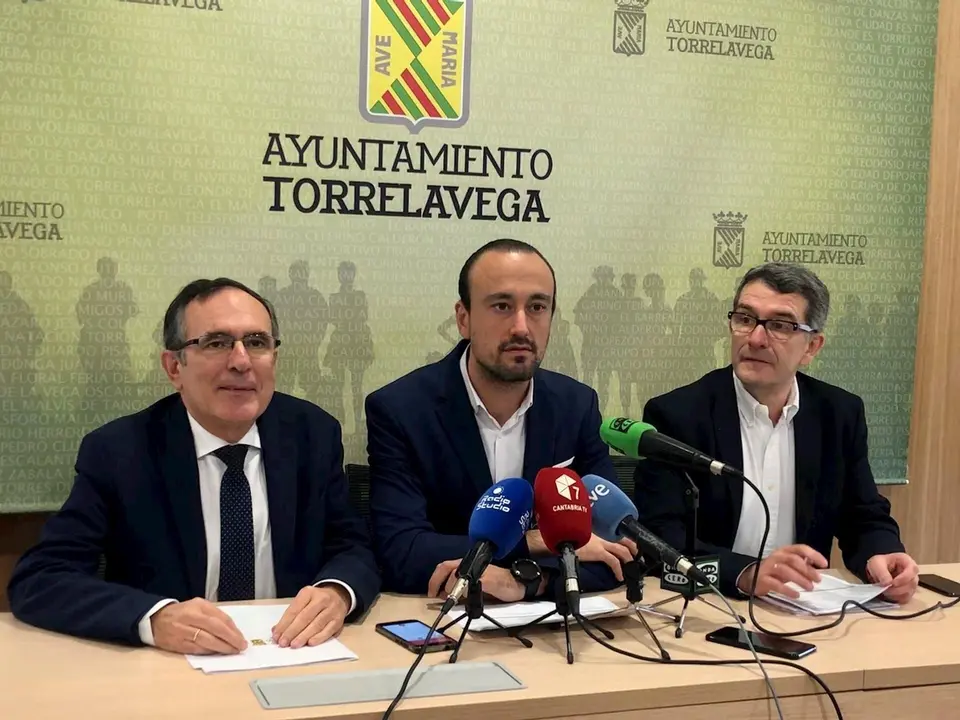 De izda a derecha: El primer teniente de alcalde de Torrelavega, Jos&eacute; Manuel Cruz Viadero; el alcalde Javier L&oacute;pez Estrada, y el concejal de Hacienda, Pedro P&eacute;rez Noriega