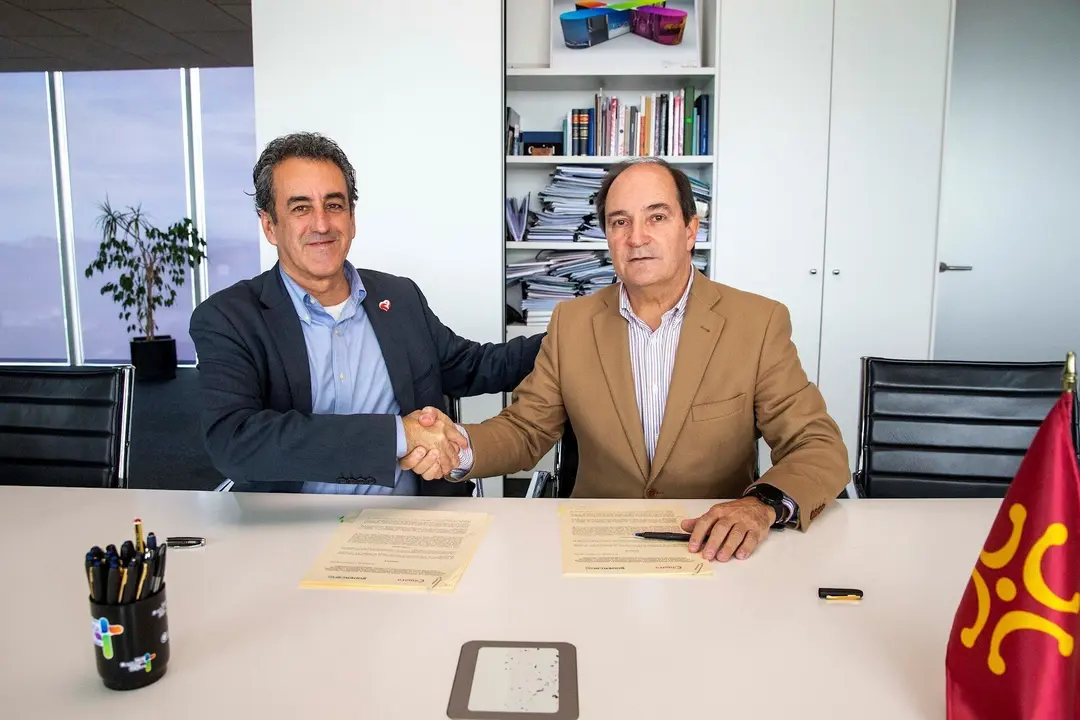 El consejero de Innovaci&oacute;n, Industria, Transporte y Comercio, Francisco Mart&iacute;n, y el presidente de la C&aacute;mara de Comercio de Cantabria, Modesto Pi&ntilde;eiro