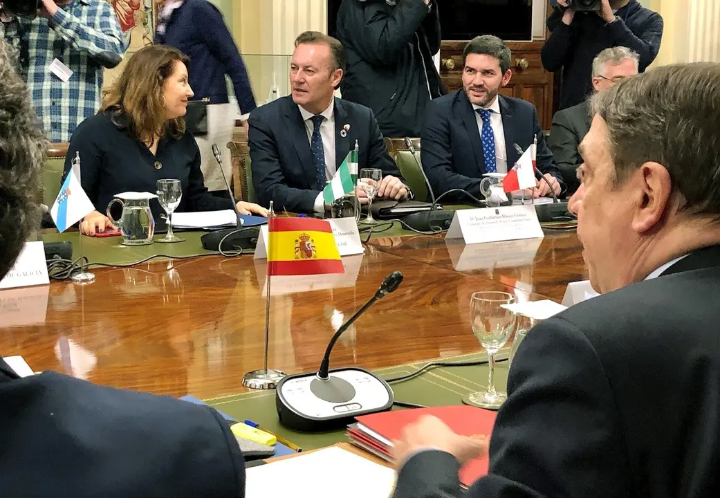 El consejero de Medio Rural de Cantabria, Guillermo Blanco, en la reuni&oacute;n con el ministro Luis Planas