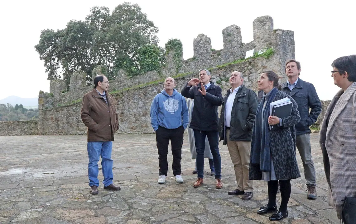 Zuloaga junto al castillo de San Vicente de la Barquera