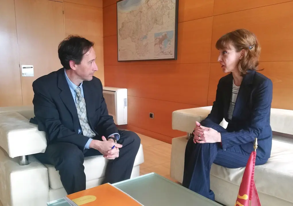 Consejero de Obras P&uacute;blicas con la presidenta del Colegio de Ge&oacute;grafos de Cantabria