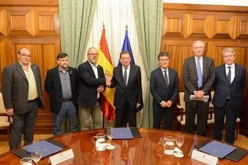 El ministro de Agricultura, Pesca y Alimentaci&oacute;n, Luis Planas, con representantes de Uni&oacute;n de Uniones