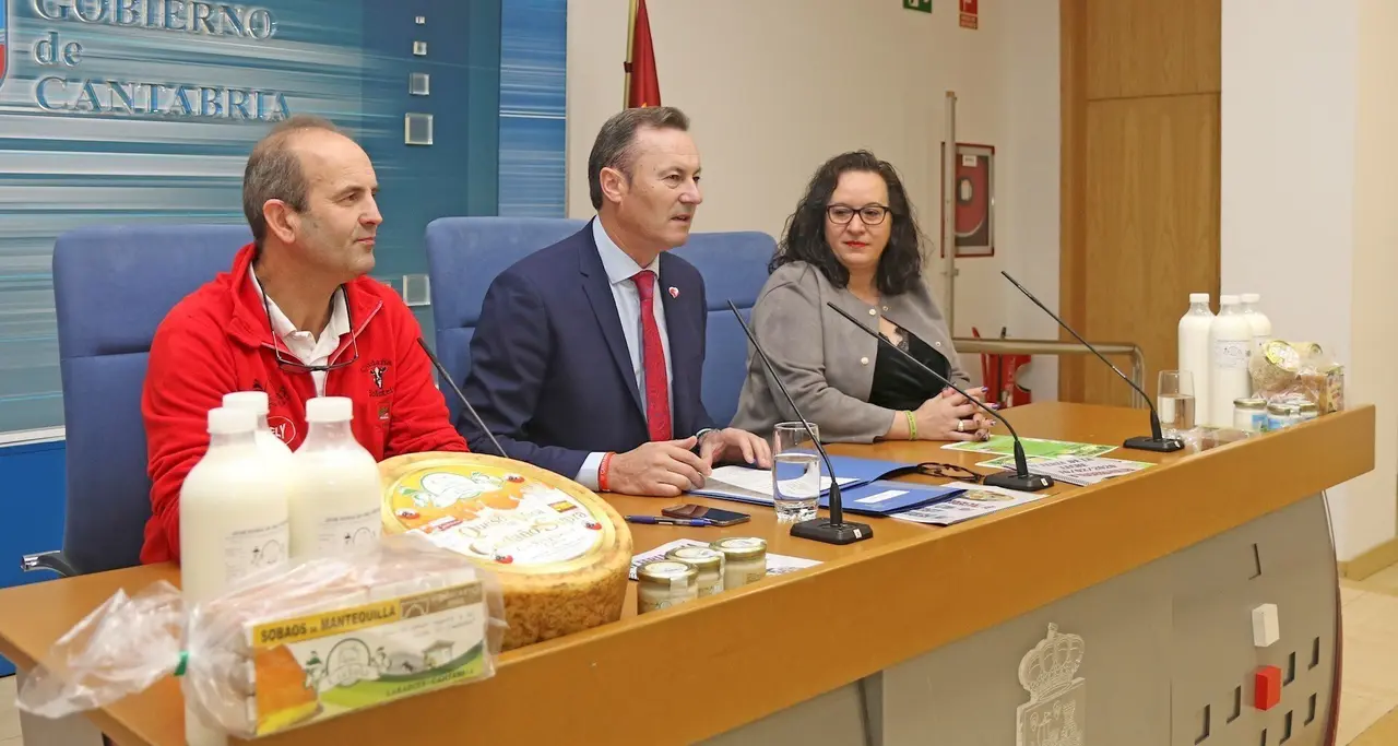 Guillermo Blanco junto al ganadero de la Granja Cuda&ntilde;a y la alcaldesa de Ruiloba