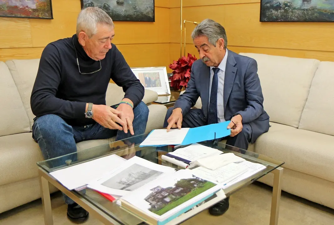 El presidente Miguel &Aacute;ngel Revilla con el alcalde de Bareyo