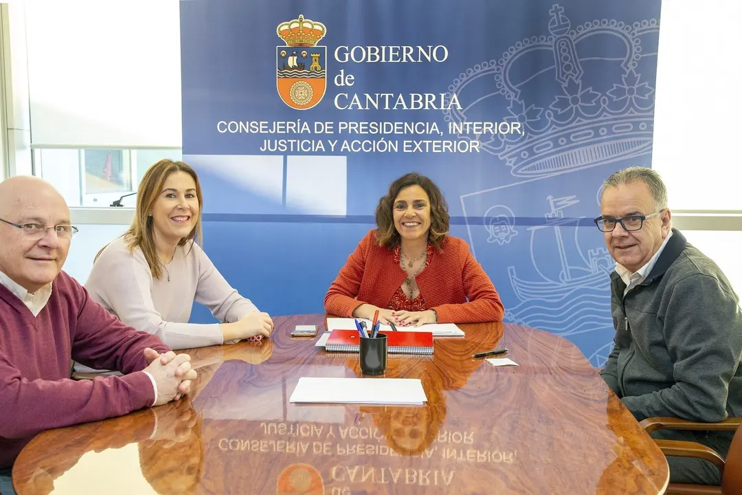 La consejera de Presidencia, Interior, Acci&oacute;n Exterior y Justicia del Gobierno de Cantabria, Paula Fern&aacute;ndez (PRC) --tercera por la izquierda-- con representantes del Ayuntamiento de Medio Cudeyo, entre ellos su alcalde, Juan Jos&eacute; Perojo (derecha)