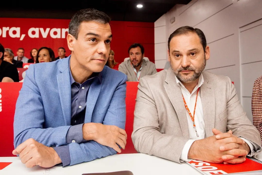 El presidente del Gobierno en funciones, Pedro S&aacute;nchez, junto al ministro de Fomento en Funciones, Jos&eacute; Luis &Aacute;balos, en la reuni&oacute;n del Comit&eacute; Federal del PSOE, en Madrid (Espa&ntilde;a) el 28 de septiembre de 2019.