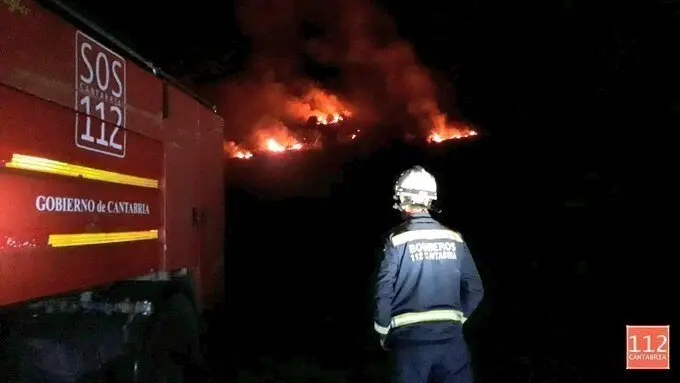 Campollo, Vega de Li&eacute;bana. Bomberos sofocan un incendio forestal a 200 metros del pueblo